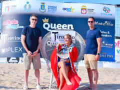 Ludovica Mennecozzi tra il sindaco di Vieste Giuseppe Nobiletti lassessore allo sport Gaetano Desimio